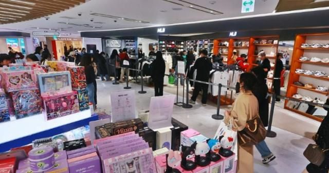 서울 시내 한 면세점에서 쇼핑하는 관광객 사진연합