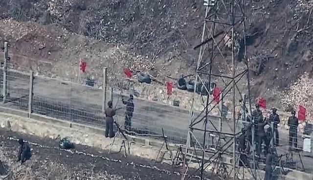 합참은 지난 3월 27일 최근 북한군 활동자료를 공개했다 동부전선 철책 상하단을 보수하는 모습 사진합동참모본부