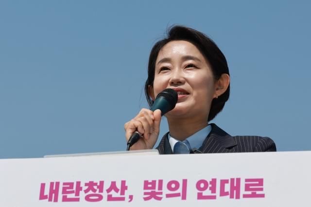 진보당 김재연 상임대표가 8일 서울 광화문 월대 앞에서 제21대 대통령 선거 출마를 선언하고 있다사진연합뉴스