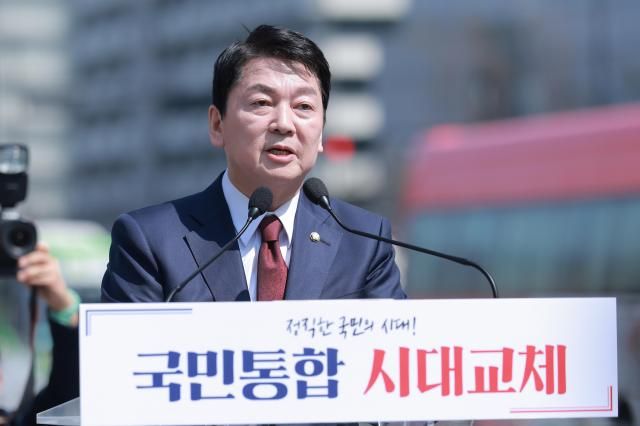 안철수 국민의힘 국회의원이 8일 오전 서울 광화문광장 이순신 동상 앞에서 제21대 대통령 선거 출마를 선언하고 있다 20250408사진유대길 기자 dbeorlf123ajunewscom