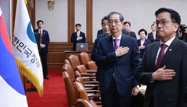 한덕수 대통령 권한대행 국무총리가 8일 정부서울청사에서 열린 국무회의에서 국기에 경례하고 있다사진연합뉴스