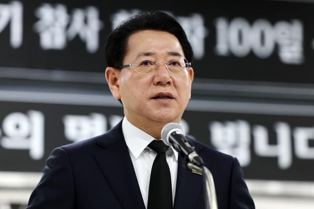 12·29 제주항공 여객기 참사 100일을 이틀 앞둔 5일 오전 전남 무안국제공항에서 열린 추모제에서 김영록 전남지사가 추모사하고 있다사진연합뉴스