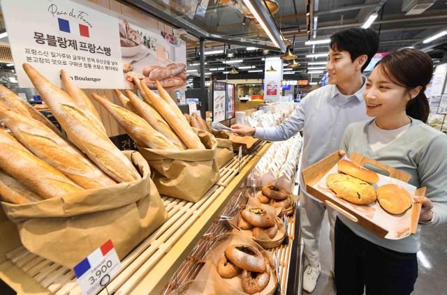 모델들이 7일 서울 등촌동 ‘홈플러스 메가 푸드 마켓 라이브’ 강서점 몽블랑제 베이커리에서 빵을 고르는 모습 사진홈플러스