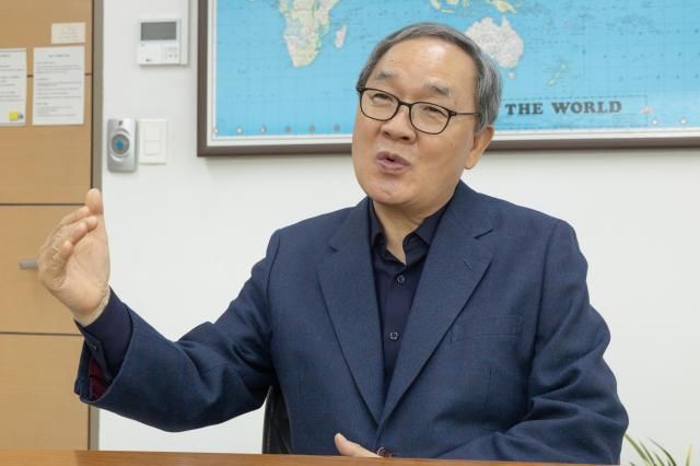 양무진 북한대학원대학교 총장이 지난 1일 서울 종로구 북한대학원대학교 총장실에서 가진 인터뷰에서 “한미상호방위조약에 담긴 주둔군 역할을 주장해야 한다”고 말하고 있다 사진유대길 기자 dbeorlf123ajunewscom