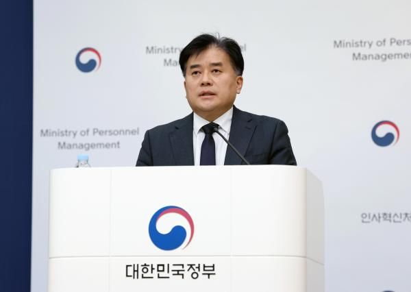 박용수 인사혁신처 차장이 8일 세종시 정부세종청사에서 공무원 재해보상법 시행령 등 4개 개정령안 입법예고와 관련해 브리핑을 하고 있다 사진인사혁신처