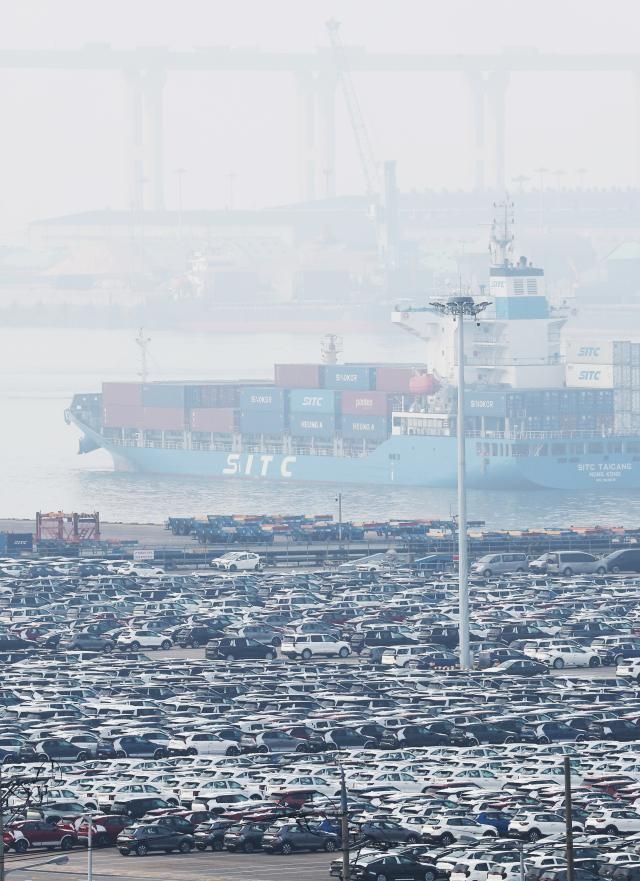 도널드 트럼프 미국 대통령의 상호관세 발효를 하루 앞둔 8일 경기도 평택항에 화물선이 지나가고 있다사진연합뉴스