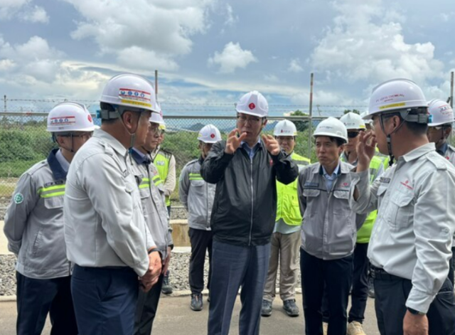 이영준 롯데케미칼 대표가 4월초 인도네시아에 위치한 롯데케미칼 타이탄과 라인프로젝트를 현장을 찾았다 사진롯데케미칼 