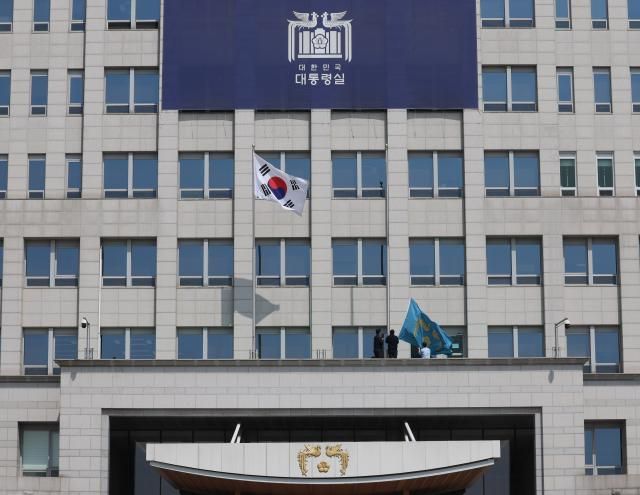 헌법재판소가 윤석열 대통령 파면을 선고한 4일 서울 용산구 대통령실에서 관계자들이 봉황기를 내리고 있다 사진연합뉴스
