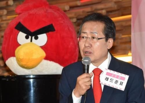 홍준표 자유한국당 당시 대선후보가 서울 마포구 한 카페에서 대청년오디션 미운우리프레지던트509에 참석해 청년심사위원들의 질문에 답하고 있다 사진연합뉴스