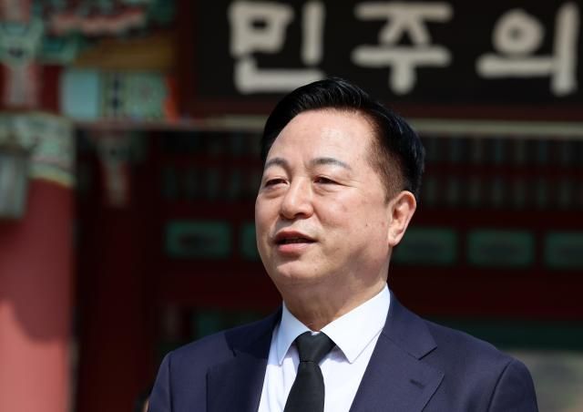 대선 출마를 선언한 더불어민주당 김두관 전 의원이 8일 오전 광주 북구 국립5·18민주묘지에서 참배를 마치고 발언하고 있다 사진연합뉴스