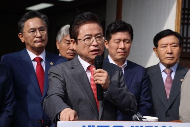 이철우 경북도지사가 9일 박정희 전 대통령 생가에서 대선 출마 기자회견을 하고 있다사진이철우 캠프 