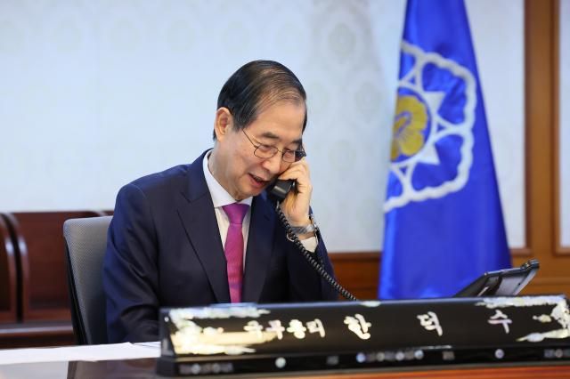 한덕수 대통령 권한대행 국무총리가 8일 정부서울청사 집무실에서 도널드 트럼프 미국 대통령과 전화 통화를 하고 있다사진국무총리실