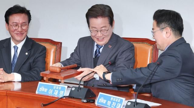 이재명 더불어민주당 대표가 9일 서울 여의도 국회에서 열린 최고위원회의에서 사퇴 의사를 밝힌 뒤 권한대행을 맡을 박찬대 원내대표에게 의사봉을 넘기고 있다 사진연합뉴스