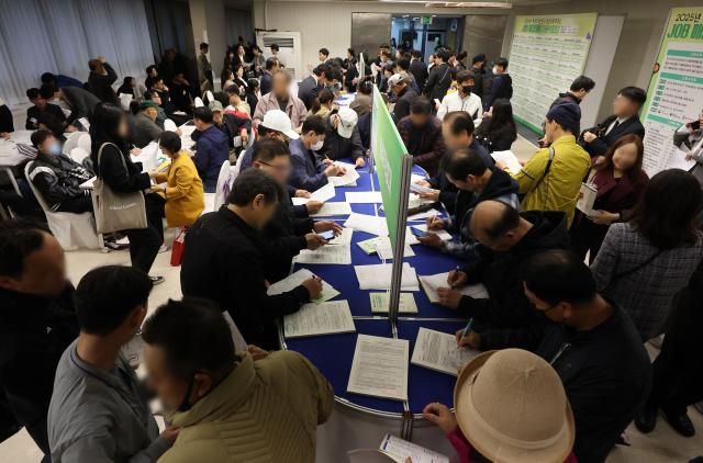 2025년 제1회 부산진구·부산상공회의소 JOB 매칭데이 채용박람회가 열린 지난달 27일 오후 상공회의소 2층 행사장에서 구직자들이 구직신청서와 이력서를 작성하고 있다 사진연합뉴스