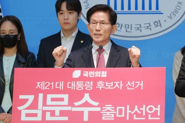 김문수 전 고용노동부 장관이 9일 오전 서울 여의도 국회 소통관에서 21대 대통령 선거 출마 선언 기자회견을 하고 있다 20250409사진유대길 기자 dbeorlf123ajunewscom