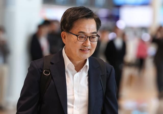 김동연 경기도지사가 9일 인천공항 2터미널에 도착 제21대 대통령선거 출마 선언을 하기 위해 이동하고 있다 김 지사는 이날 미국 트럼프 발 관세 전쟁 대응책을 찾기 위해 미국으로 출국하기 전 가진 자동차 부품 관세 대응을 위한 긴급 출국 보고 회견에서 대선 출마 선언을 하게 됐다 사진연합뉴스