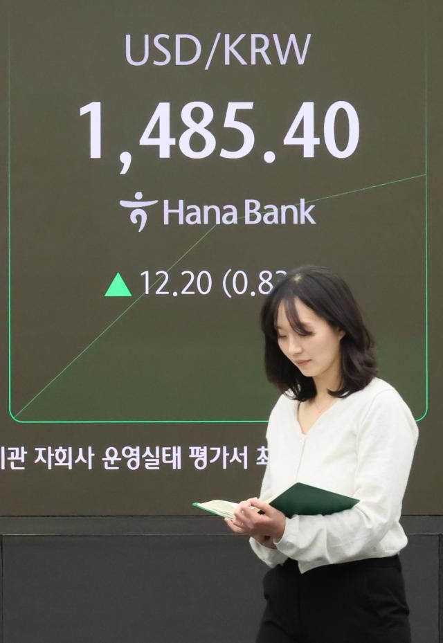 9일 서울 중구 하나은행 본점 딜링룸 현황판에 원·달러 환율이 표시돼 있다 사진연합뉴스