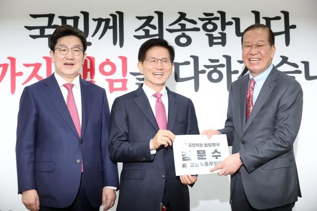 김문수 전 고용노동부 장관이 9일 서울 여의도 국회에서 국민의힘 권영세 비상대책위원장 권성동 원내대표를 만나 입당원서를 전달하고 있다 사진연합뉴스