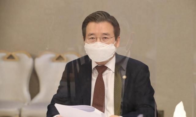 김용범 기획재정부 1차관이 2021년 2월 정부서울청사에서 혁신성장 전략점검회의를 주재하고 있다 사진연합뉴스