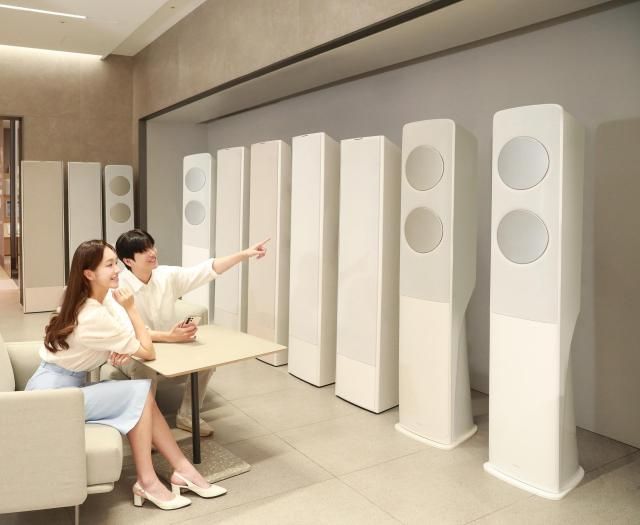 삼성전자 모델이 2025년형 가정용 AI 에어컨 라인업을 소개하고 있다 사진삼성전자