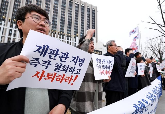  내란청산·사회대개혁 비상행동에 참여하고 있는 시민사회단체 관계자들이 9일 정부서울청사 앞에서 한덕수 대통령 권한대행 국무총리의 후임 헌법재판관 지명과 관련해 한 권한대행을 직권남용으로 고발하고 이완규 법제처장의 수사를 촉구하는 기자회견을 하고 있다 사진연합뉴스