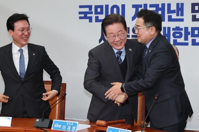 이재명 더불어민주당 대표가 9일 서울 여의도 국회에서 열린 최고위원회의에서 사퇴 의사를 밝힌 뒤 권한대행을 맡을 박찬대 원내대표와 포옹하고 있다 사진연합뉴스