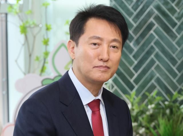 오세훈 서울시장이 9일 서울 도봉구 청년취업사관학교 도봉캠퍼스에서 열린 교육생과의 간담회에서 한 교육생의 발언을 경청하고 있다 사진연합뉴스