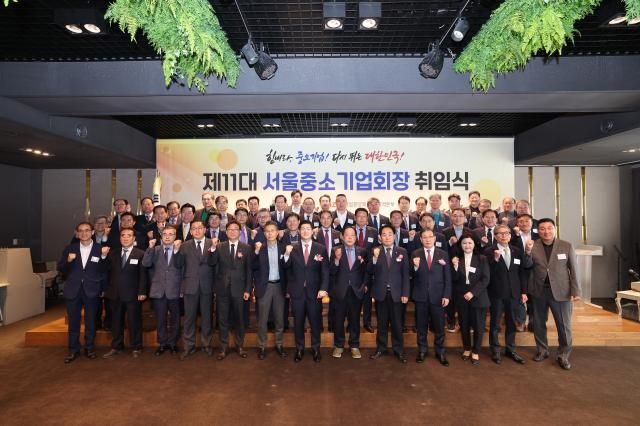 박종석 중기중앙회 서울중소기업회장앞줄 왼쪽 8번째과 김재섭 국민의힘 의원7번째이 9일 서울 마포구 상암동 중소기업DMC타워에서 열린 제11대 중소기업중앙회 서울중소기업회장 취임식 참석 후 기념촬영을 하고 있다 사진중소기업중앙회 