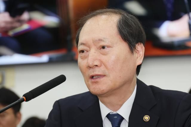 9일 서울 여의도 국회에서 열린 법제사법위원회 전체회의에서 이완규 법제처장이 질문에 답하고 있다 사진연합뉴스