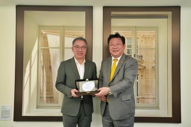 롯데백화점 정준호 대표왼가 서울 중구 소공동 롯데백화점 본사에서 저출생 반전에 기여한 공로로 주형환 저출산고령사회위원회 부위원장으로부터 감사패를 수여받는 모습 사진롯데쇼핑