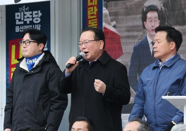 김부겸 전 국무총리가 18일 울산시 남구 롯데백화점 광장에서 윤석열 대통령의 파면을 촉구하는 더불어민주당 울산시당의 정당 연설회에 참석해 발언하고 있다사진연합뉴스