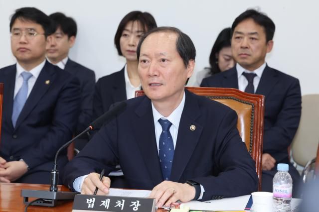 9일 서울 여의도 국회에서 열린 법제사법위원회 전체회의에서 이완규 법제처장이 질의에 답하고 있다 사진연합뉴스