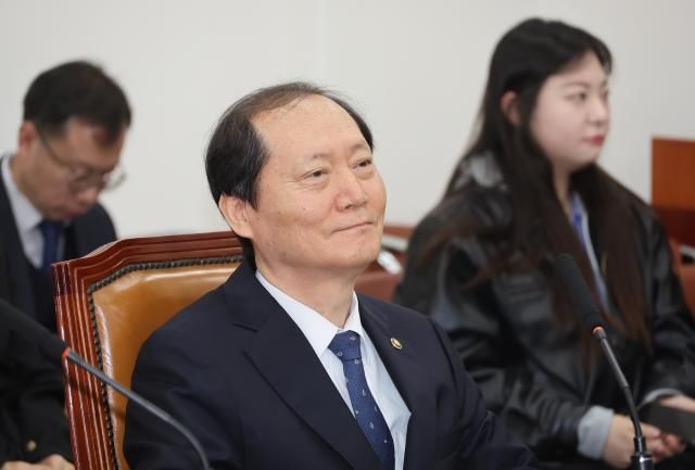  9일 서울 여의도 국회에서 열린 법제사법위원회 전체회의에 이완규 법제처장이 출석해 있다사진연합뉴스