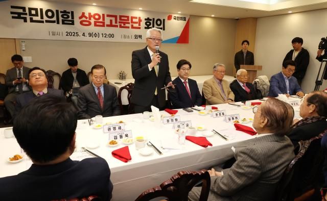 정의화 전 국회의장이자 국민의힘 상임고문이 9일 서울 여의도의 한 식당에서 열린 상임고문단 회의에서 발언하고 있다 사진연합뉴스