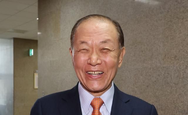 국민의힘 대선 경선을 관리할 선거관리위원장에 선임된 황우여 전 비상대책위원장이 7일 서울 여의도 국회 국민의힘 회의실로 들어가고 있다 사진연합뉴스