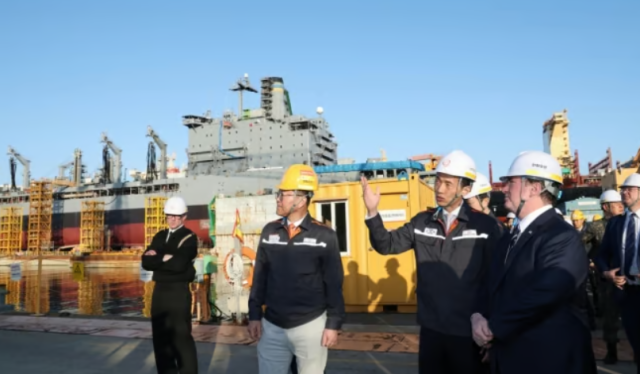 미국 해군성 존 펠런 장관오른쪽 첫 번째과 김동관 한화그룹 부회장오른쪽 두 번째이 한화오션 거제사업장에서 유콘함 정비 현장을 둘러보고 있다 사진한화오션 