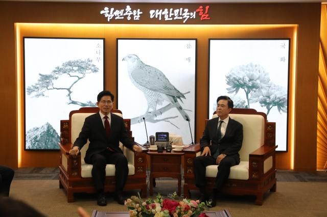 김문수 국민의힘 대선 경선 후보가 1일 충남도청을 방문해 김태흠 충남지사와 대화하며 충남지역 공약을 설명하고 있다 사진연합뉴스