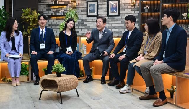 이재명 대선 후보가 30일 오후 서울 구로구의 한 스튜디오에서 열린 슬기로운 퇴근생활 직장인 간담회에서 직장인들의 고충을 듣고 답변하고 있다 사진연합뉴스