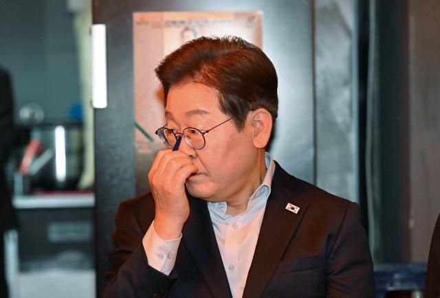 이재명 더불어민주당 대선 후보가 1일 서울 종로구의 한 식당에서 열린 비전형 노동자 간담회에서 노동자들과 간담회를 하고 있다 사진연합뉴스