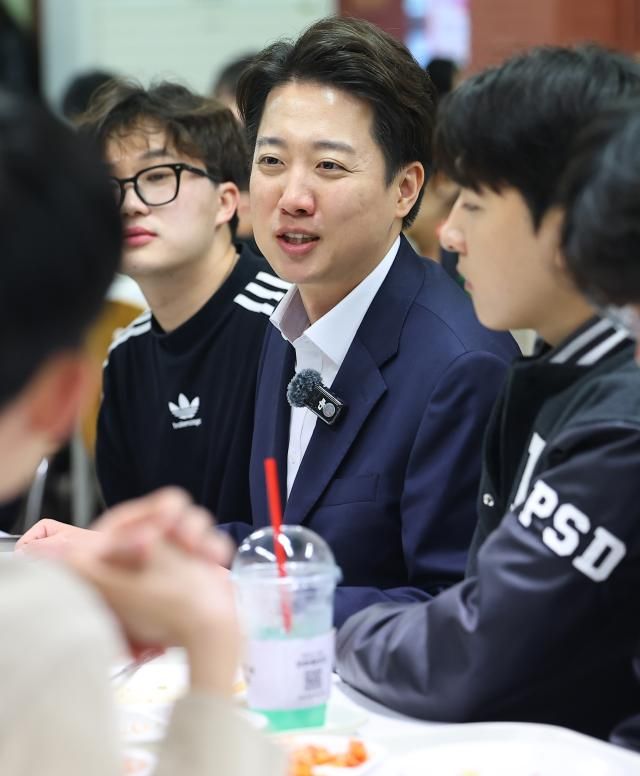 이준석 개혁신당 대선후보가 1일 대학생들과의 소통을 위한 학식먹자 이준석 플랫폼 두번째 학교로 서울 동대문구 한국외국어대학교를 찾았다 사진연합뉴스 