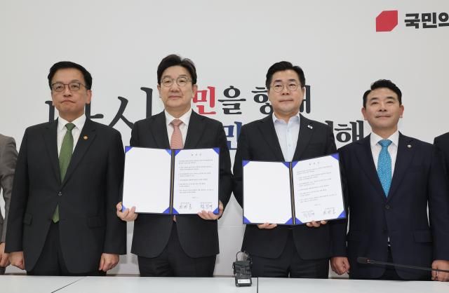 1일 서울 여의도 국회에서 더불어민주당 박찬대 당대표 직무대행 겸 원내대표와 국민의힘 권성동 원내대표가 추경안 합의문에 서명한 뒤 기념촬영하고 있다 사진기획재정부