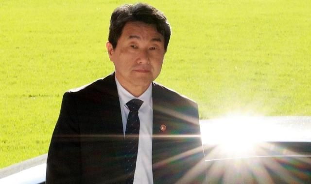 이주호 대통령 권한대행 부총리 겸 교육부 장관이 2일 정부서울청사로 출근하고 있다 사진대통령실통신사진기자단