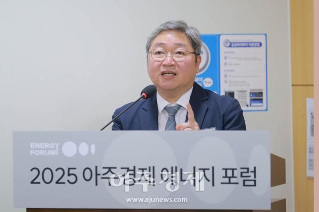 유휘종 한국에너지공단 신재생에너지센터 소장이 에너지 통상 환경 변화와 에너지 안보-재생에너지 중심으로라는 주제로 강연을 하고 있다 20250430사진유대길 기자 dbeorlf123ajunewscom
