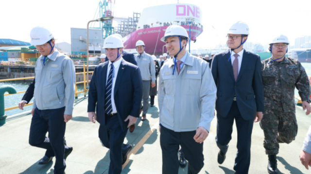 정기선 HD현대 수석부회장이 존 펠란 미 해군성 장관과 함께 HD현대중공업 특수선 야드를 둘러보며 건조 중인 함정들을 소개하고 있다 사진HD현대 