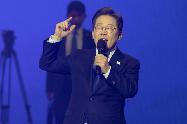 더불어민주당 대선 후보로 선출된 이재명 후보가 27일 경기 고양시 킨텍스에서 열린 제21대 대통령선거 후보자 선출을 위한 수도권·강원·제주 경선 및 최종 후보자 선출 대회에서 수락 연설을 하고 있다 2025427사진유대길 기자 dbeorlf123ajunewscom