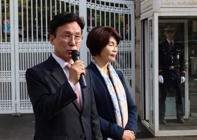 더불어민주당 김민석 최고위원이 21일 서울 종로구 총리공관 앞에서 한덕수 국무총리 규탄 기자회견을 열고 위헌적 헌재지명 사과와 출마용 졸속관세협상 중단 등을 촉구하고 있다 오른쪽은 한정애 의원 사진연합뉴스