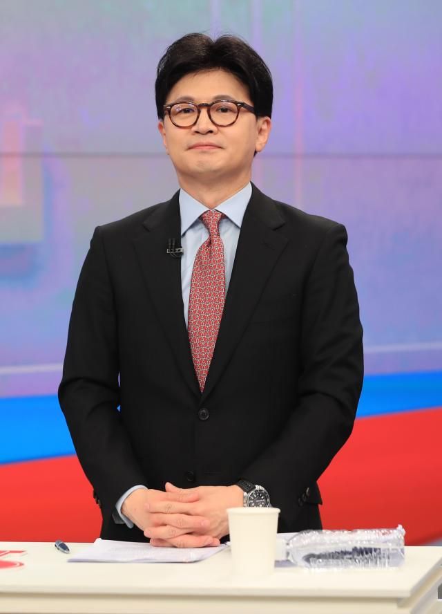 국민의힘 제21대 대통령선거 경선 결선투표에 진출한 한동훈 후보가 지난 30일 서울 중구 TV조선에서 토론 준비를 하고 있다 사진연합뉴스