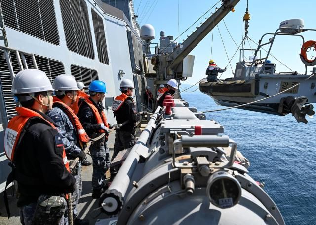 해군3함대 광주함FFG-Ⅰ 2500톤이 지난달 29일 남해상에서 합동 해양차단작전을 위해 고속단정RIB을 강하하고 있다 사진해군