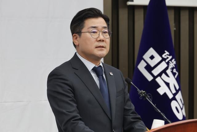 대법원이 이재명 더불어민주당 대선 후보의 공직선거법 위반 혐의 2심 무죄판결을 파기 환송한 1일 서울 여의도 국회에서 열린 민주당 긴급의원총회에서 박찬대 원내대표가 발언하고 있다 사진연합뉴스