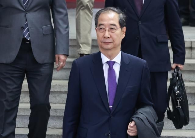 서울청사 떠나는 한덕수 권한대행 서울연합뉴스 홍해인 기자 한덕수 대통령 권한대행 국무총리가 1일 대국민 담화 뒤 정부서울청사를 떠나고 있다 202551 hihongynacokr2025-05-01 183249 저작권자 ⓒ ㈜연합뉴스 무단 전재 재배포 금지 AI 학습 및 활용 금지저작권자 ⓒ ㈜연합뉴스 무단 전재 재배포 금지 AI 학습 및 활용 금지